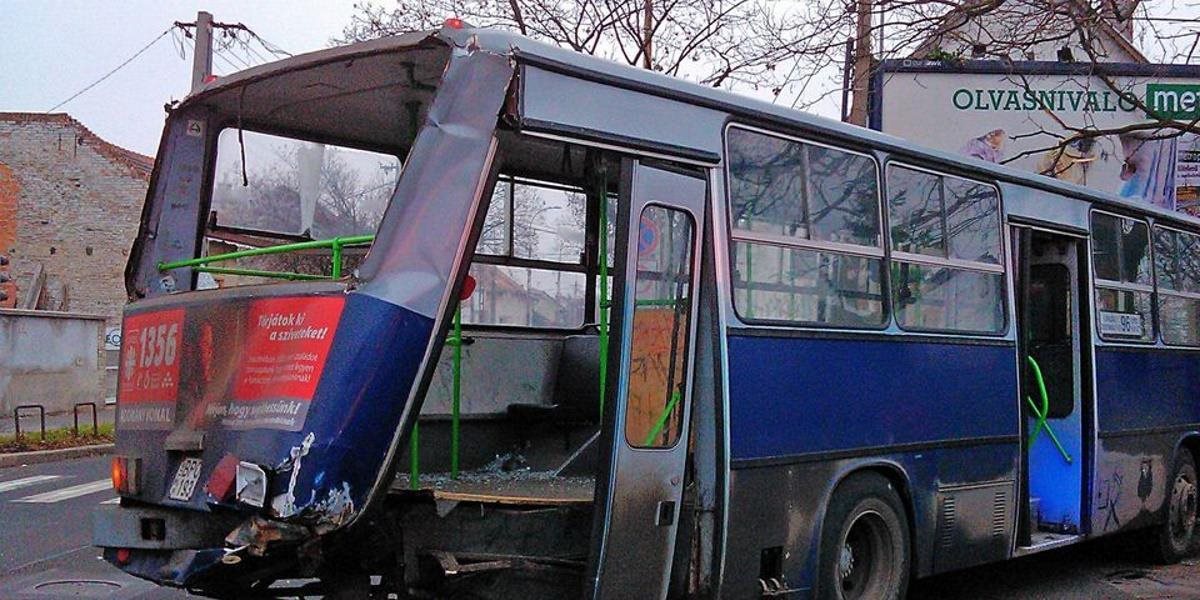 V maďarskom Pécsi sa pri havárii autobusu zranilo sedem ľudí