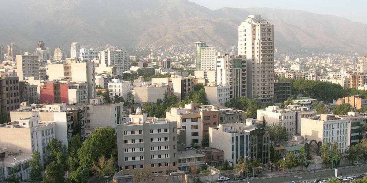 Pre nebezpečnú hladinu smogu zatvorili v Teheráne všetky školy