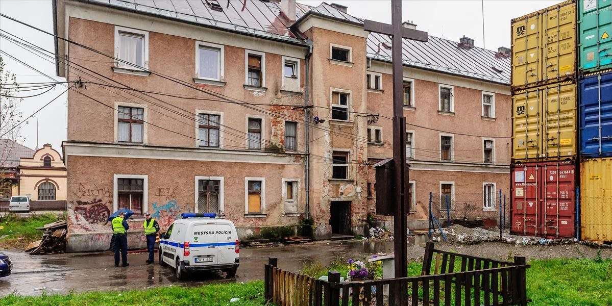 Ľudí z obhorenej bytovky v Žiline vysťahujú z telocvične do piatka