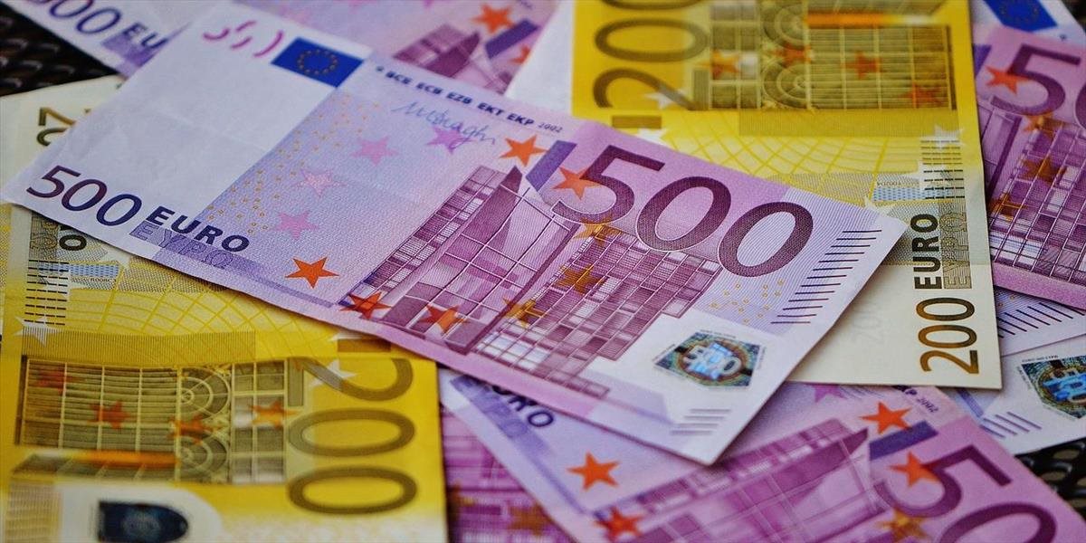 Kurz eura padol na tohtoročné minimum 1,0709 USD/EUR