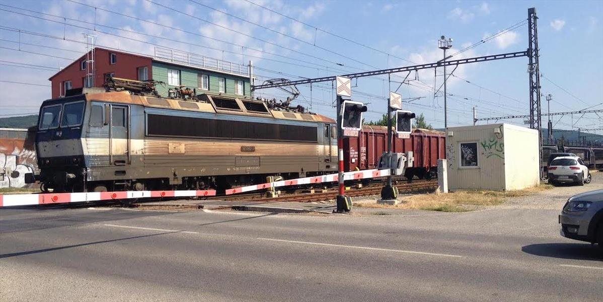 Vlak zrazil muža stojaceho na priecestí, na mieste zomrel