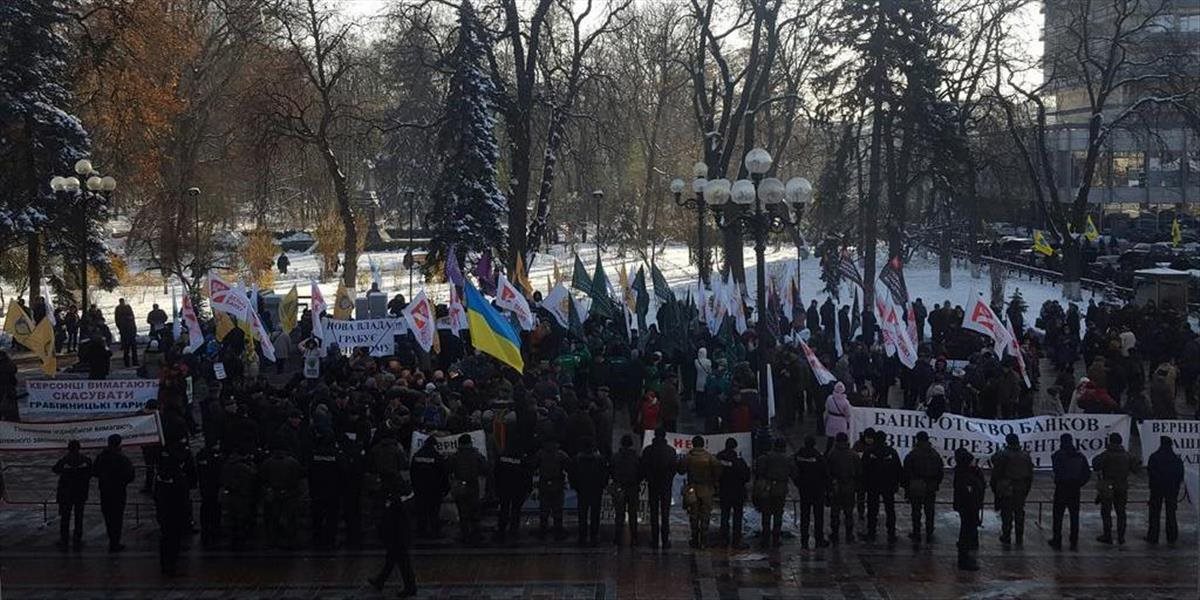 V uliciach Kyjeva sa začala séria masových protestov