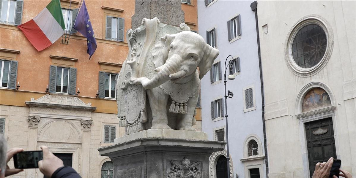 FOTO Vandali poškodili známu barokovú sochu slona v centre Ríma