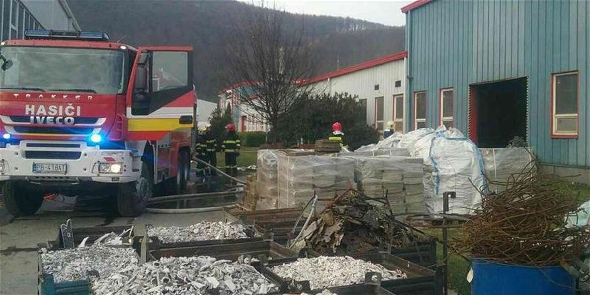 FOTO Pre požiar v zlievarni v Považskej Bystrici evakuovali asi 50 pracovníkov