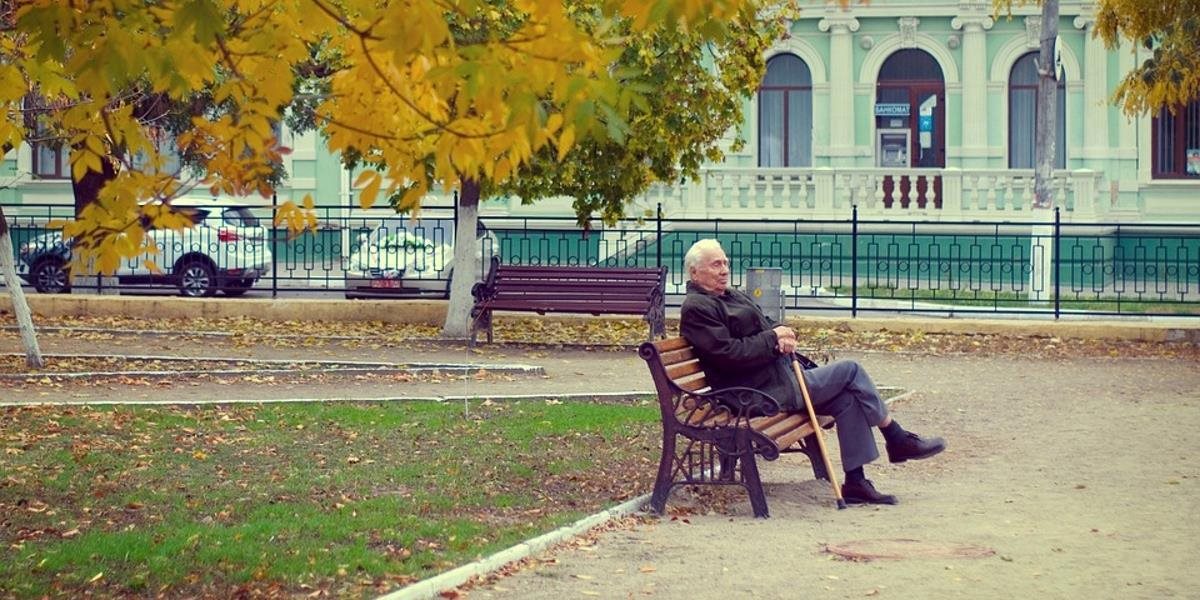 Muž ponúkol mu pomoc dôchodcovi, potom ho olúpil