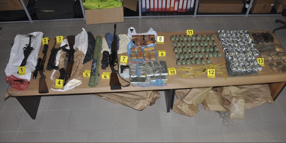 Polícia v Srbsku zhabala veľké množstvo ilegálnych zbraní a zatkla 10 ľudí