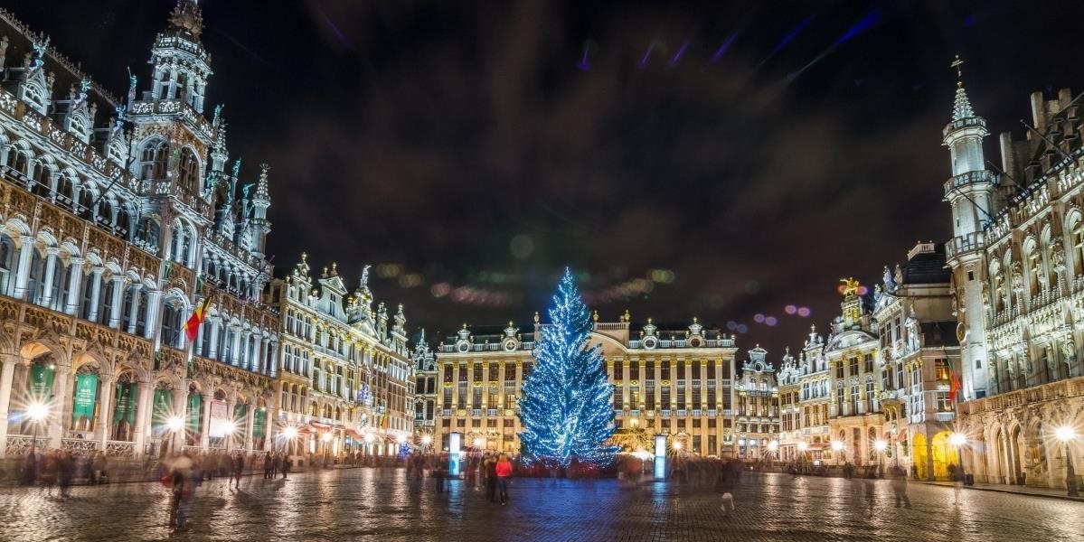 Vianočný strom zo Slovenska oddnes stojí na bruselskom Grand Place