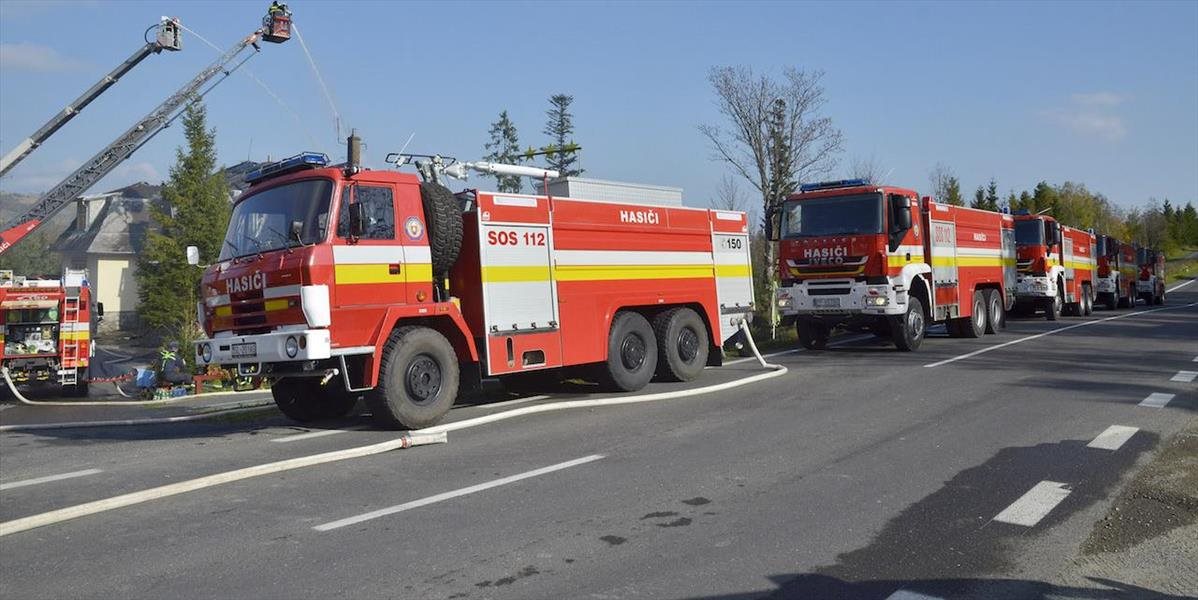 V Bratislave zasahujú hasiči pri požiari bývalej ubytovne na Magnetovej ulici