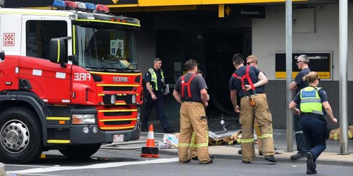 VIDEO Dráma v banke: Muž sa podpálil, do nemocníc previezli 27 ľudí