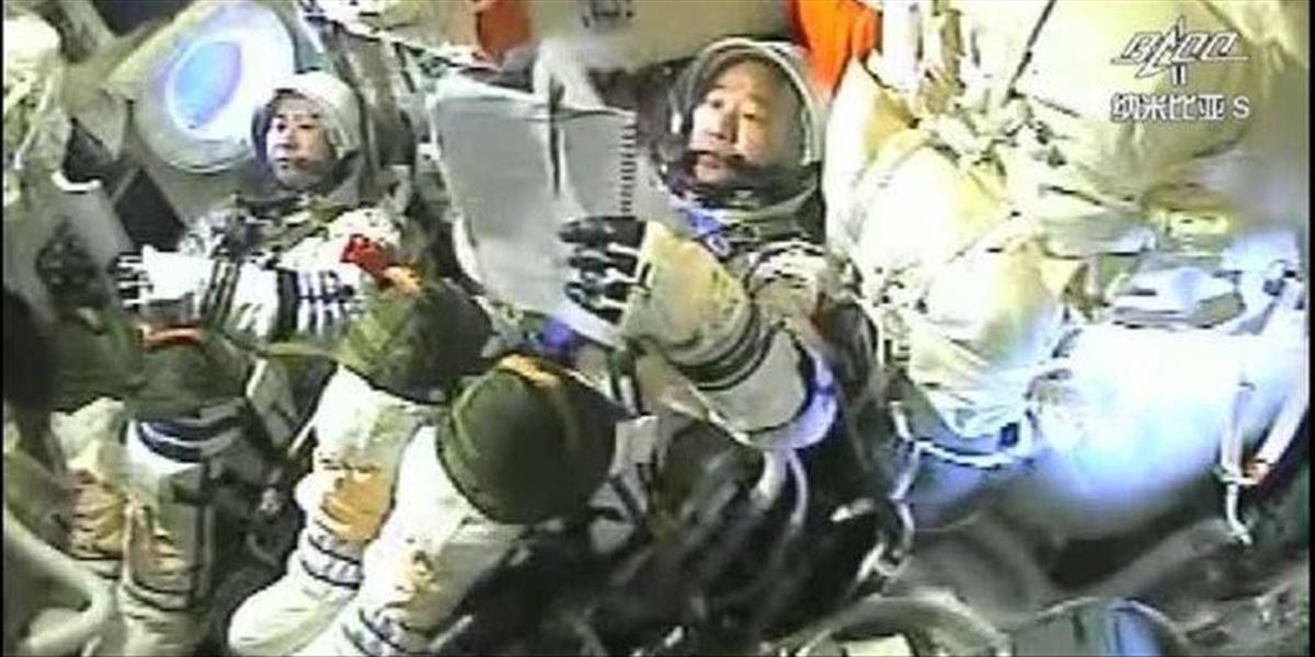 Čínski kozmonauti sa po 30-dňovej misii vrátili na Zem