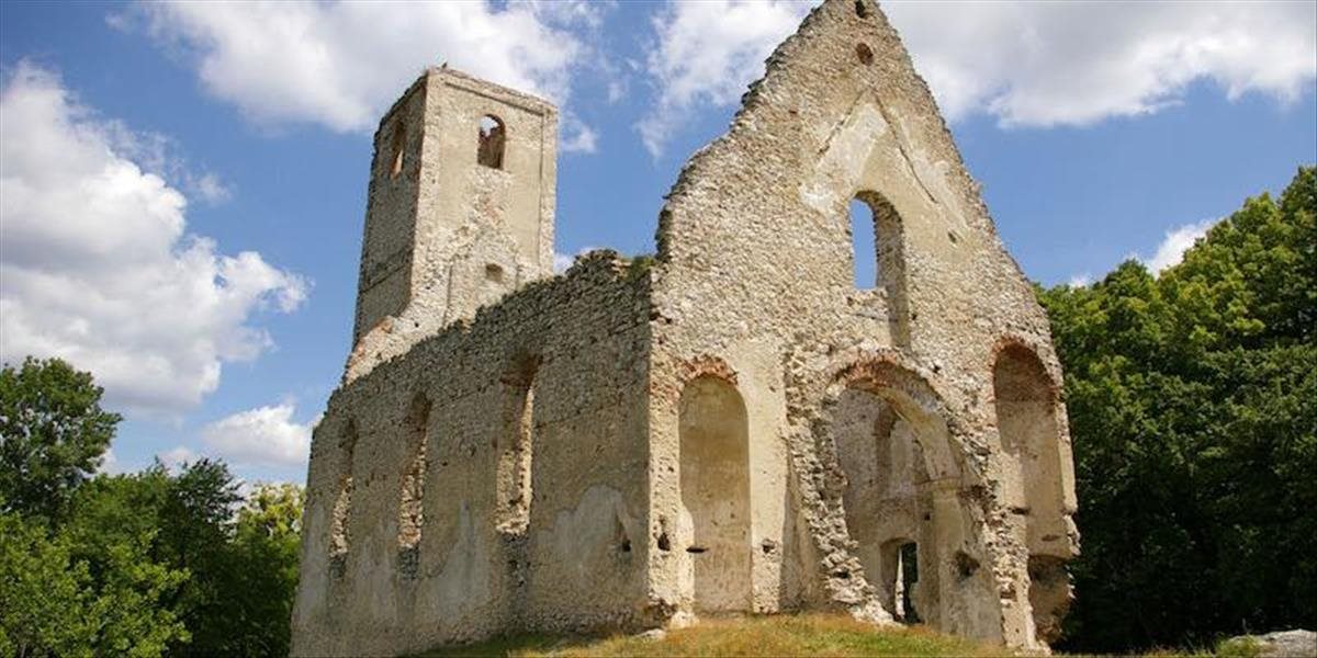 Dobrovoľník spadol z veže bývalého kostola na Katarínke v Dechticiach