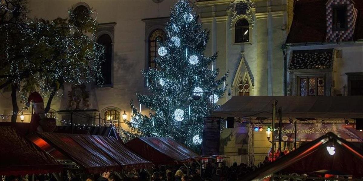 Rozsvietením stromčeka dnes začali vianočné trhy v Bratislave