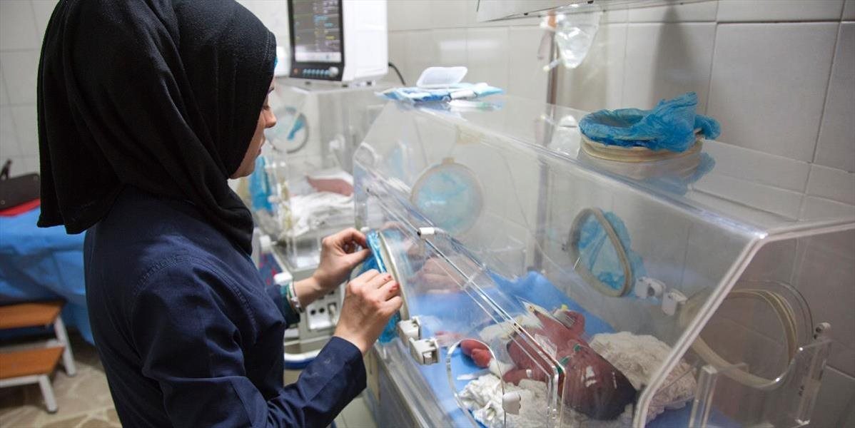 Zdravotníci evakuovali novorodencov z bombardovanej nemocnice v Aleppe