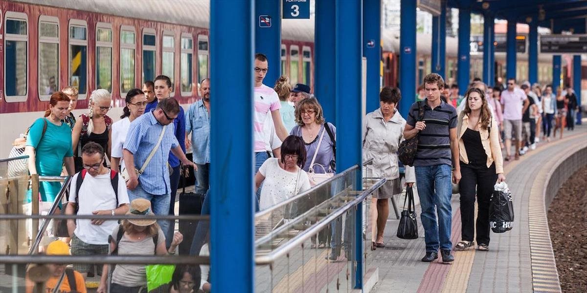 Týždenné či mesačné lístky na vlak využíva na jazdu do práce 45-tisíc ľudí mesačne