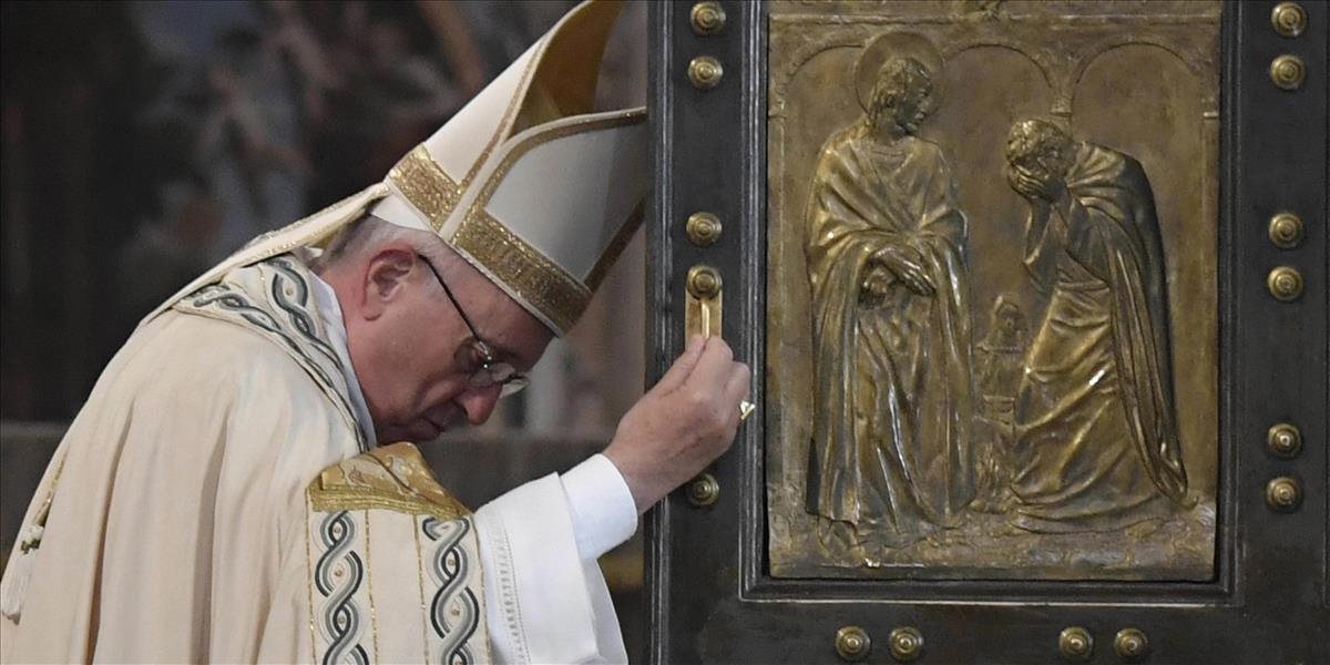 Pápež František oficiálne ukončil Svätý rok milosrdenstva
