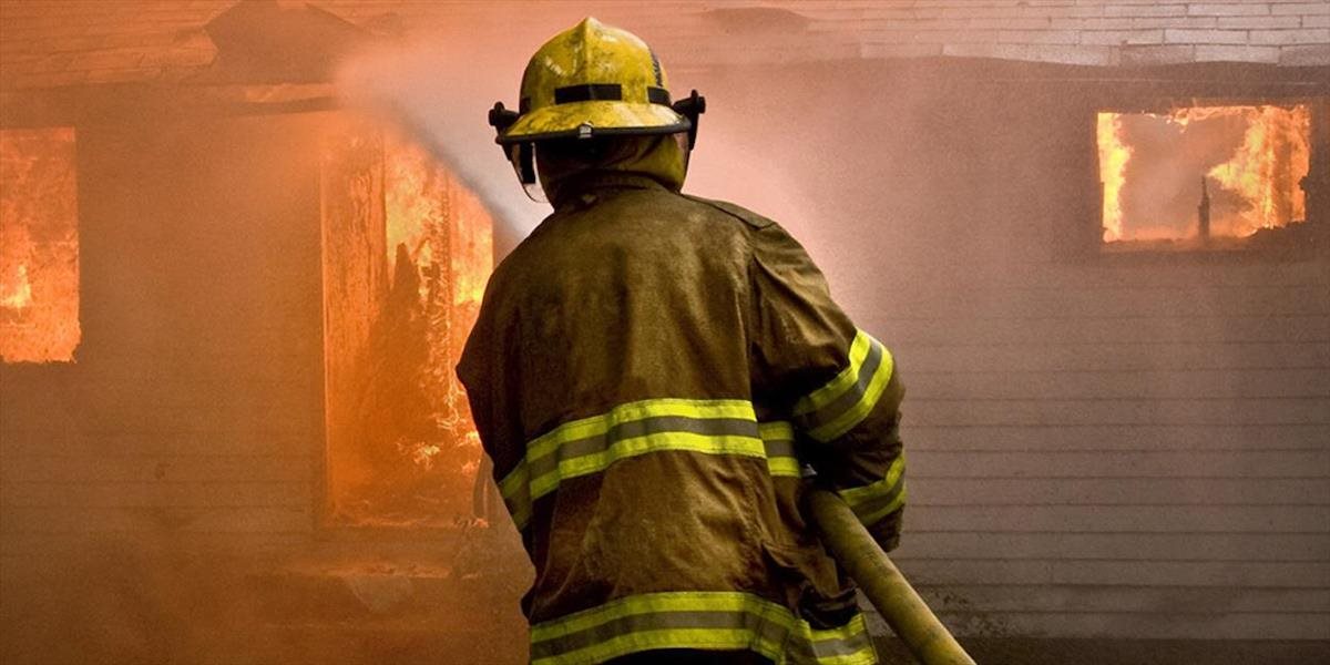 Nočný požiar rodinného domu v Tlmačoch: Zahynuli dvaja ľudia