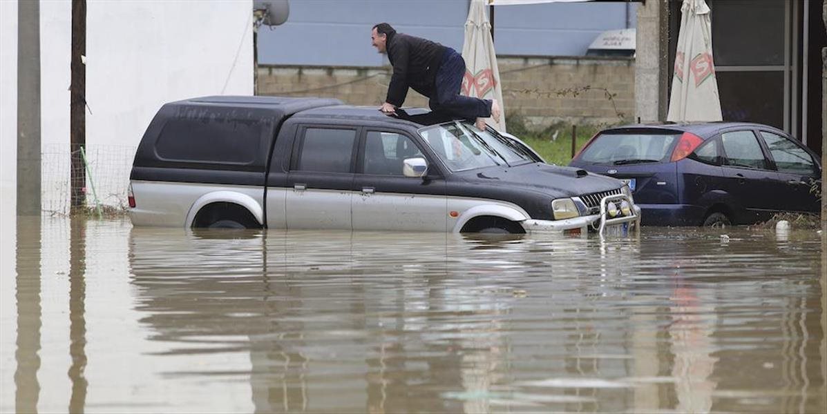 Britániu sužujú záplavy spôsobené intenzívnym dažďom