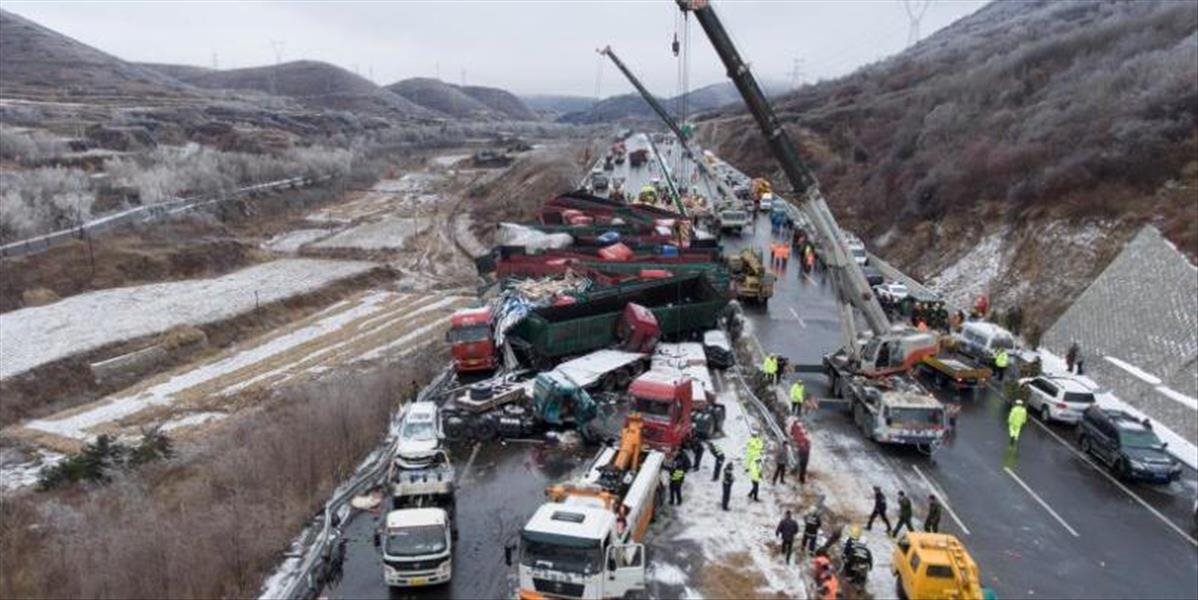 FOTO a VIDEO Hromadnú zrážku 56 vozidiel v Číne neprežilo 17 ľudí
