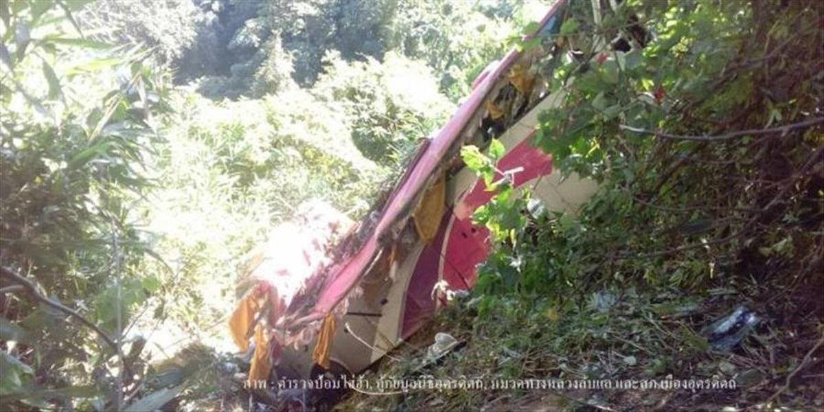 FOTO Tragédia v Thajsku: Autobus sa zrútil do rokliny, zahynulo 11 cestujúcich