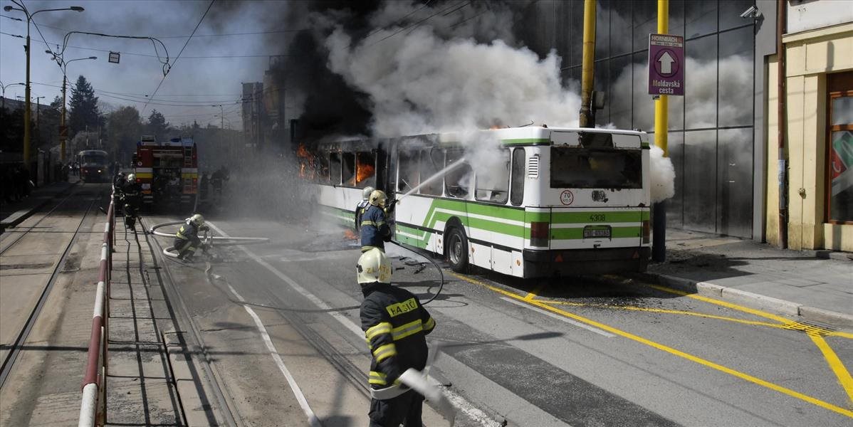 Bratislavskí hasiči aktuálne zasahujú pri požiari autobusu MHD