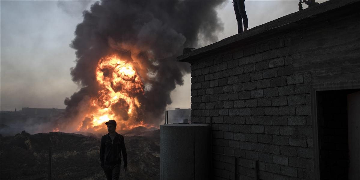 VIDEO Irackí hasiči už tretí mesiac hasia ropné vrty podpálené islamistami