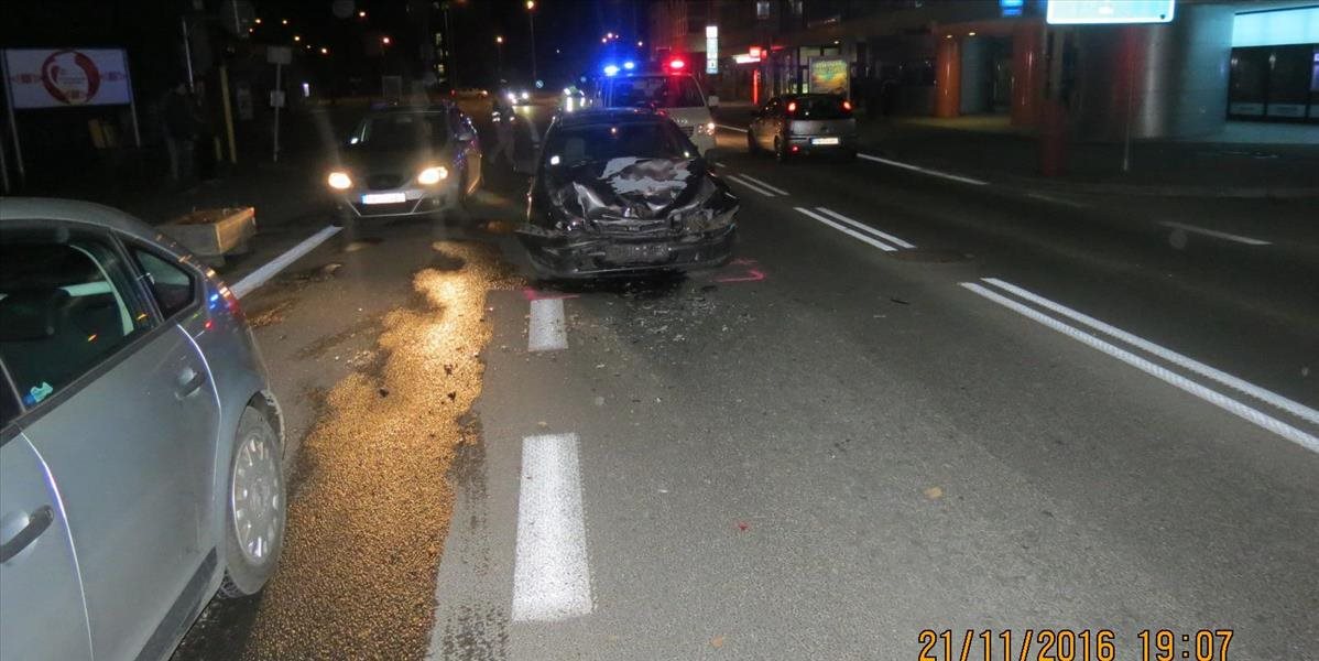 FOTO Opitý vodič narazil v Považskej Bystrici do auta, to dávalo prednosť chodcom