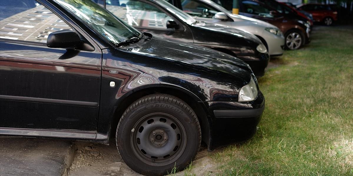 Parkovacie miesta v Petržalke pribúdajú, tvrdí starosta Bajan