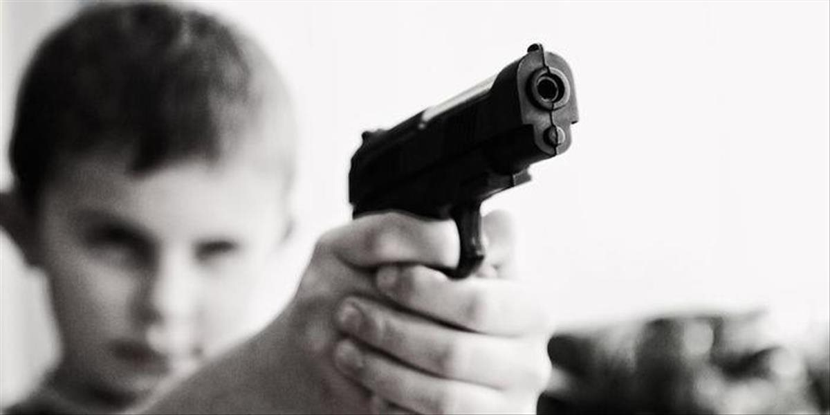 Dvojročného chlapca v USA vážne postrelil jeho štvorročný bratanec, bojuje o život