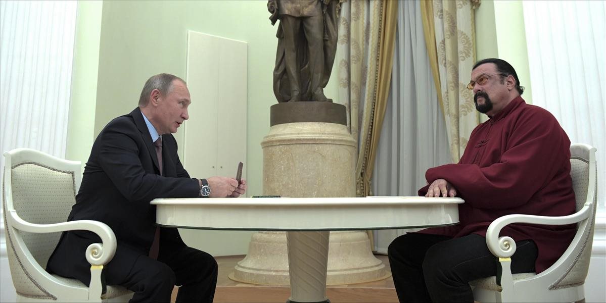 Putin odovzdal ruský pas americkému hercovi Stevenovi Seagalovi