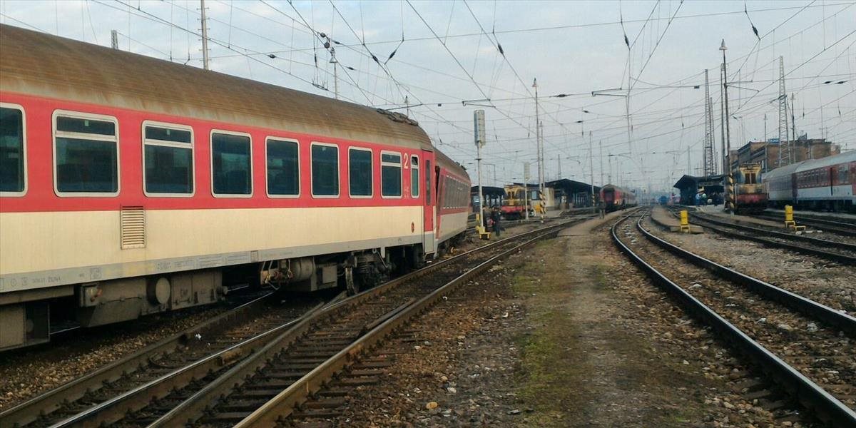 V Žiline sa vykoľajil osobný vlak, vlaky budú meškať