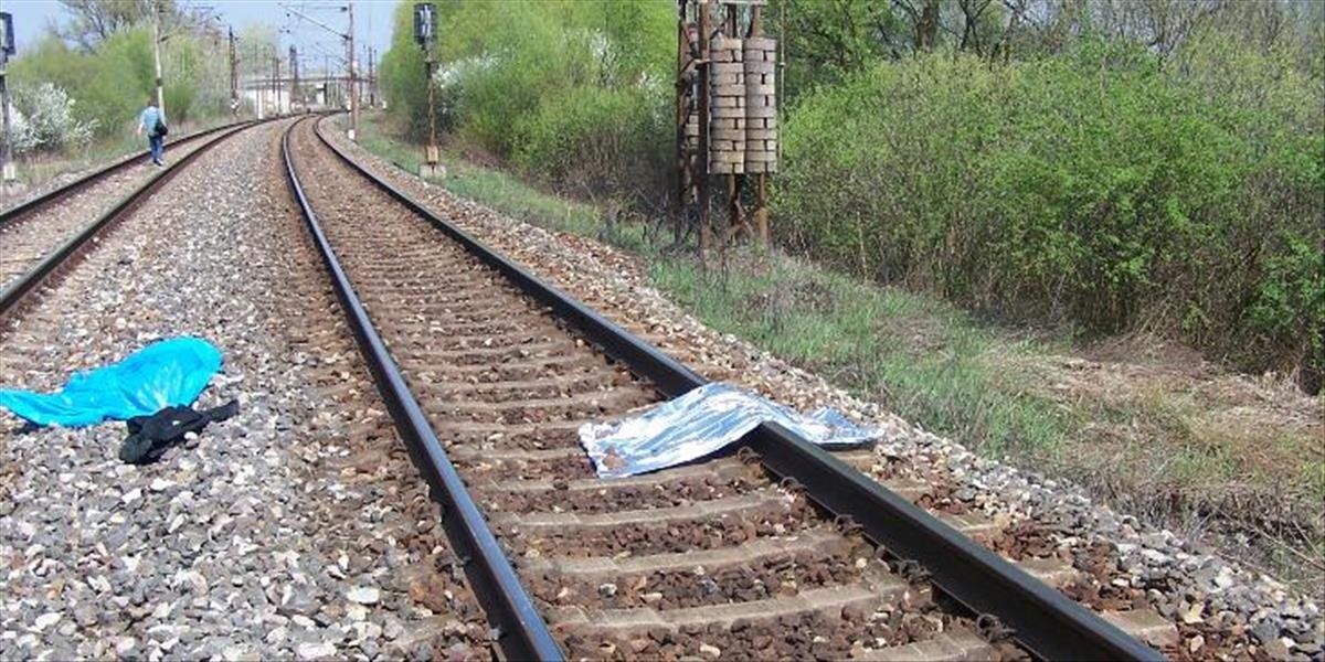 Muž zomrel pod kolesami vlaku, ďalšieho zrazili na ceste