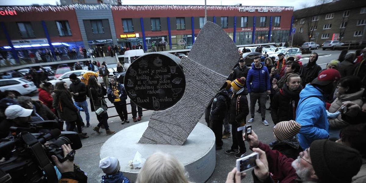 FOTO a VIDEO V Trenčíne odhalili pamätník Pavla Demitru: Má formu čepele hokejky