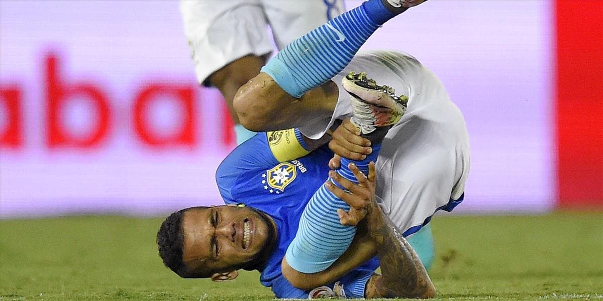 Dani Alves si pri prehre Juventusu v Janove zlomil nohu