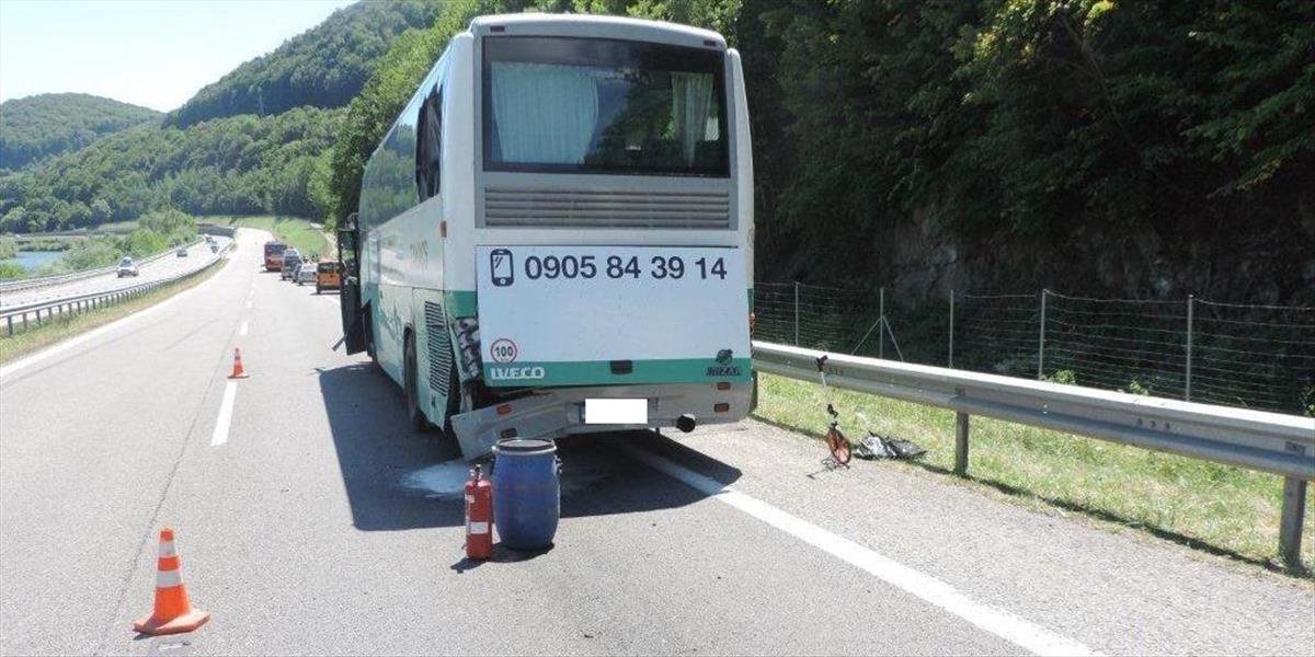 Opitý šofér sa pred obcou Veľké Uherce zrazil s autobusom