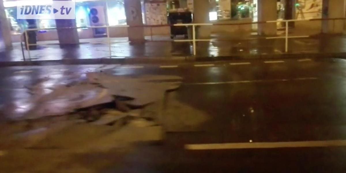 VIDEO Dopravu v Prahe skomplikovala havária vodovodu