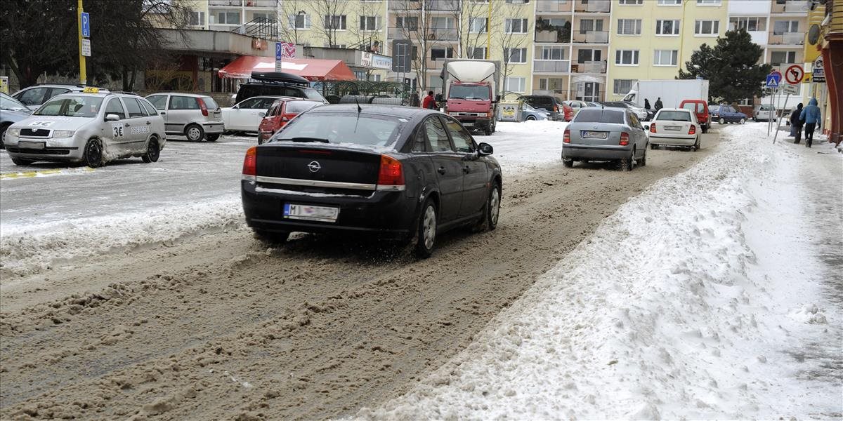 Cestári upozorňujú na silný vietor a husté sneženie na severe Slovenska