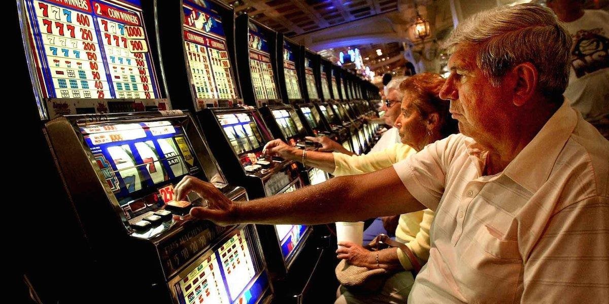 Poberatelia dávok v hmotnej núdzi nebudú môcť hrať hazardné hry