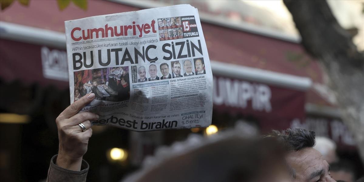 Zamestnanci tureckého denníka Cumhuriyet nedostávajú vo väzbe knihy ani listy