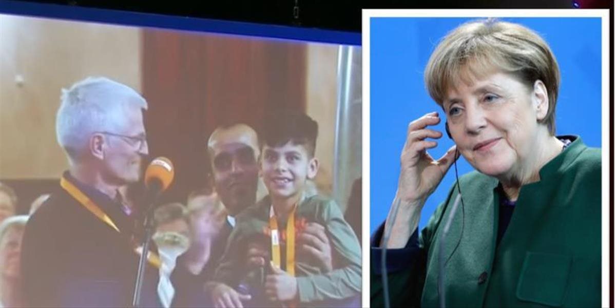 VIDEO Merkelovej sa na straníckom stretnutí poďakoval malý Afganec, túžil sa jej dotknúť