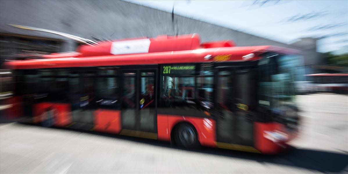Na Hodžovom námestí v Bratislave stoja trolejbusy, nemajú prúd