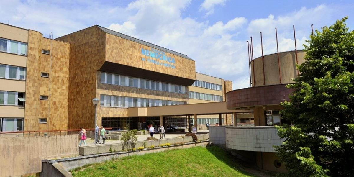 Polícia uzavrela prístupovú cestu k nemocnici v Petržalke