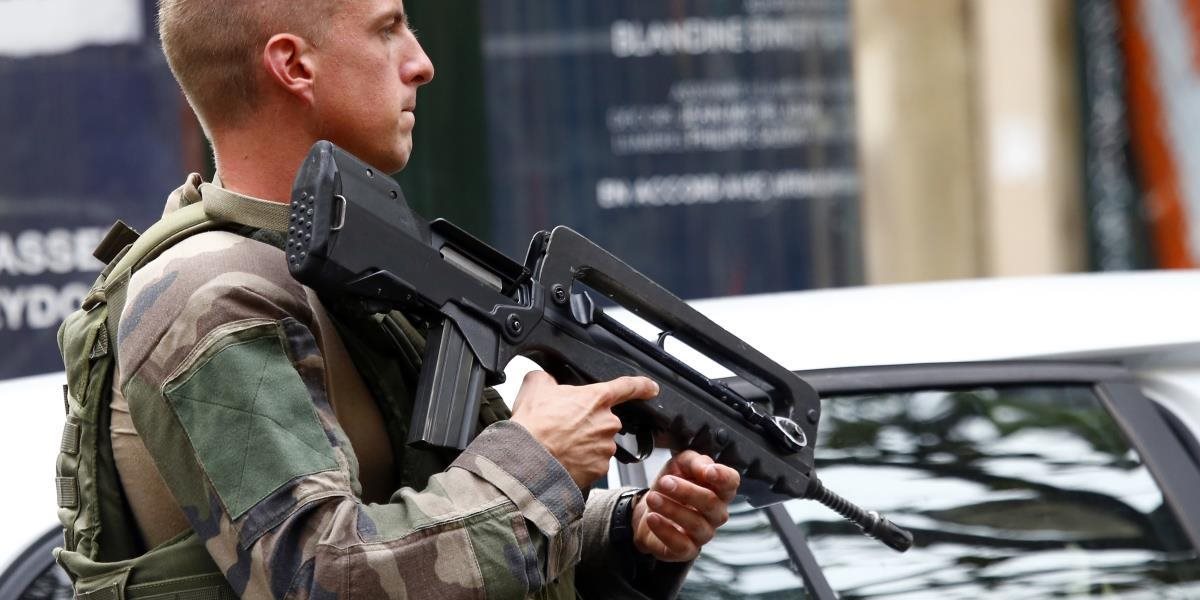 Francúzski socialisti navrhujú obnovenie povinnej základnej vojenskej služby