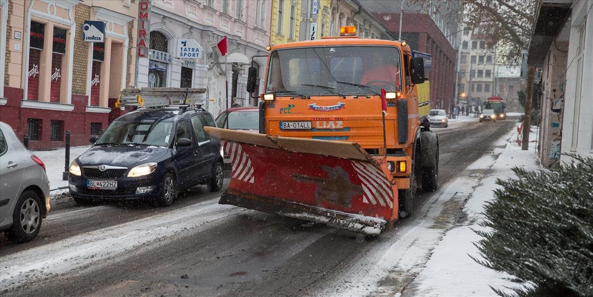 Slovensko trápi silný vietor a husté sneženie: Značne komplikuje dopravu