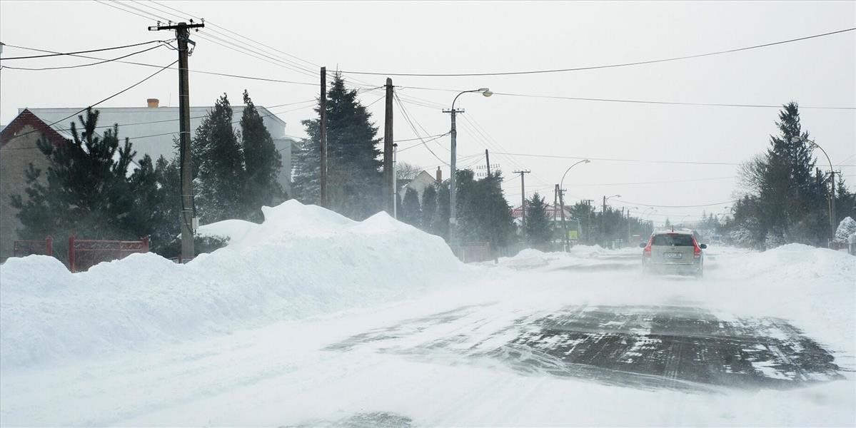 Na severe Spiša pribudol sneh, cestári mali vo večerných hodinách veľa práce
