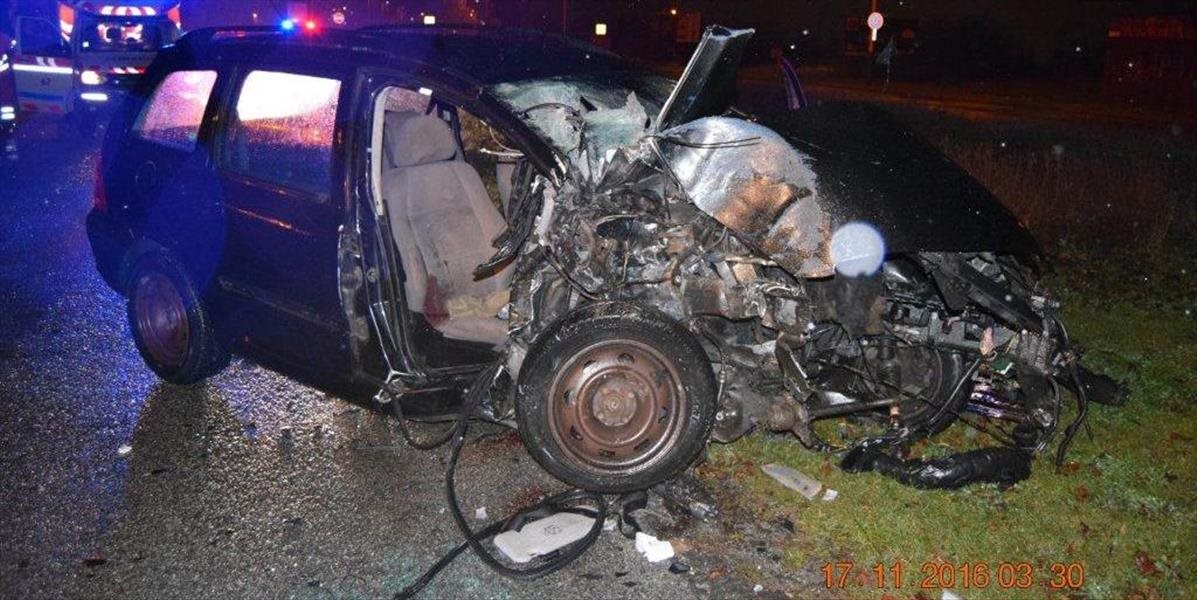 FOTO Opitý vodič s viac ako tromi promile narazil v Košiciach do stĺpu: Náraz bol tak silný, že z auta vyletel motor