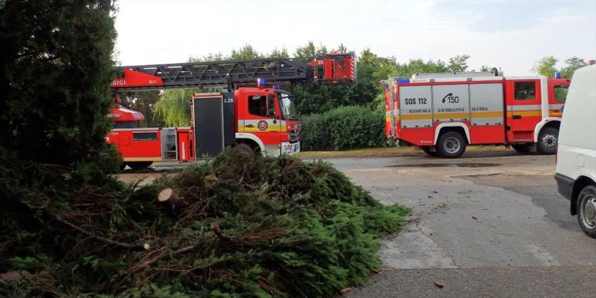 Silný vietor zamestnal aj záchranné zložky na celom Slovensku: Tu všade zasahujú