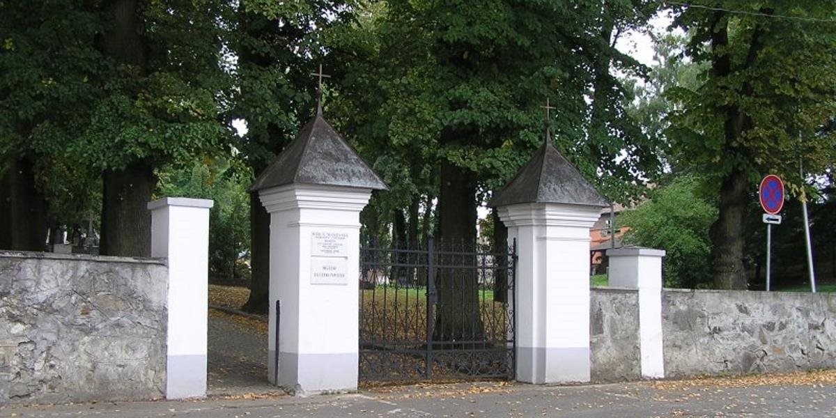 Národný cintorín v Martine zasiahla veterná smršť, poškodených je do 60 hrobov