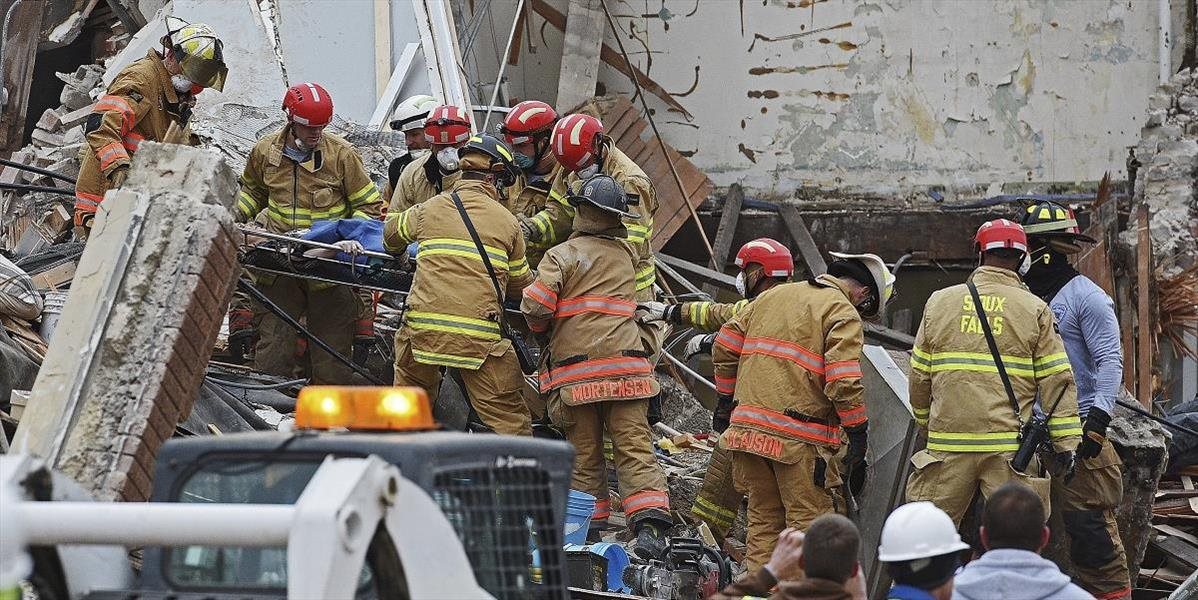 Záchranári vytiahli z trosiek zrútenej budovy v Južnej Dakote živú ženu