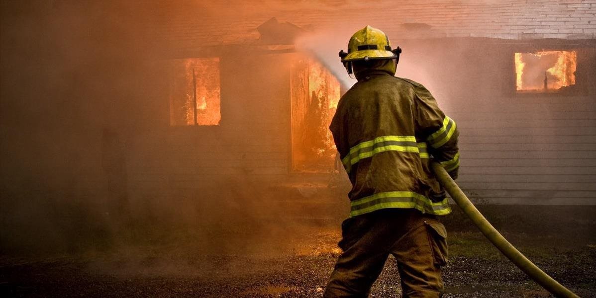 Bratislavskí hasiči zasahujú na Staviteľskej ulici pri požiari budovy