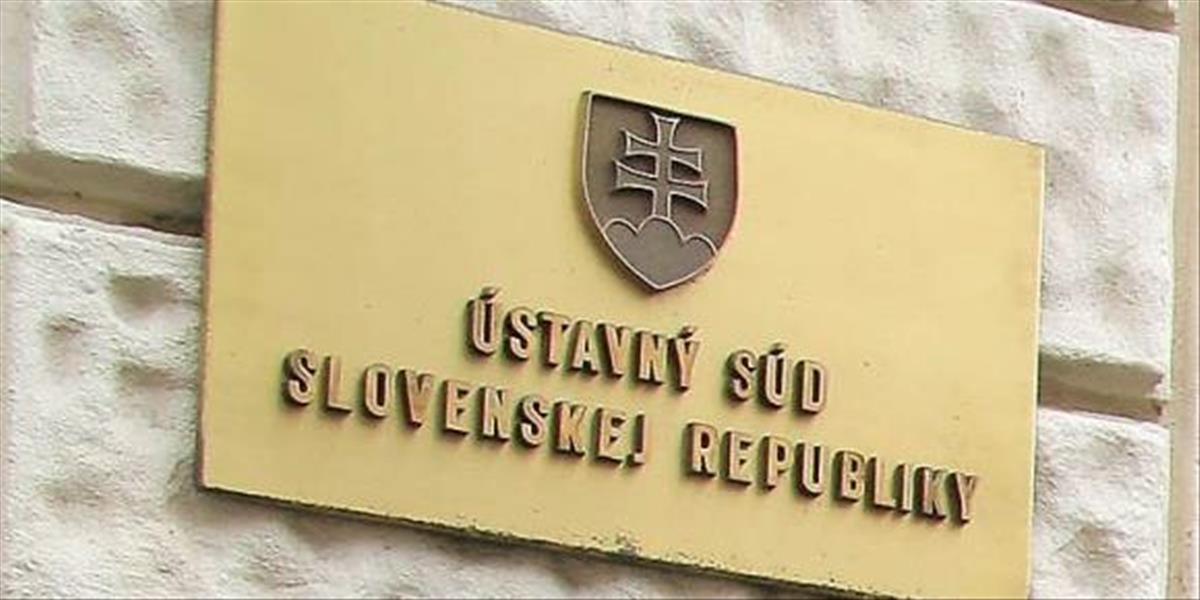 Páchateľ v Košiciach poškodil vchod ústavného súdu